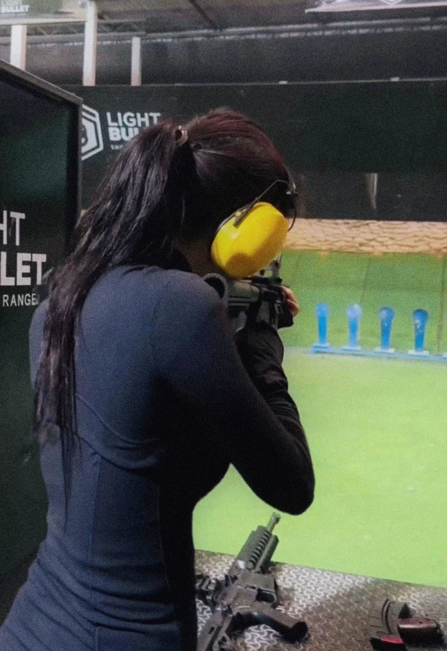 法国射击选手飒爽英姿,锁定冠军 法国射击选手飒爽英姿,锁定冠军