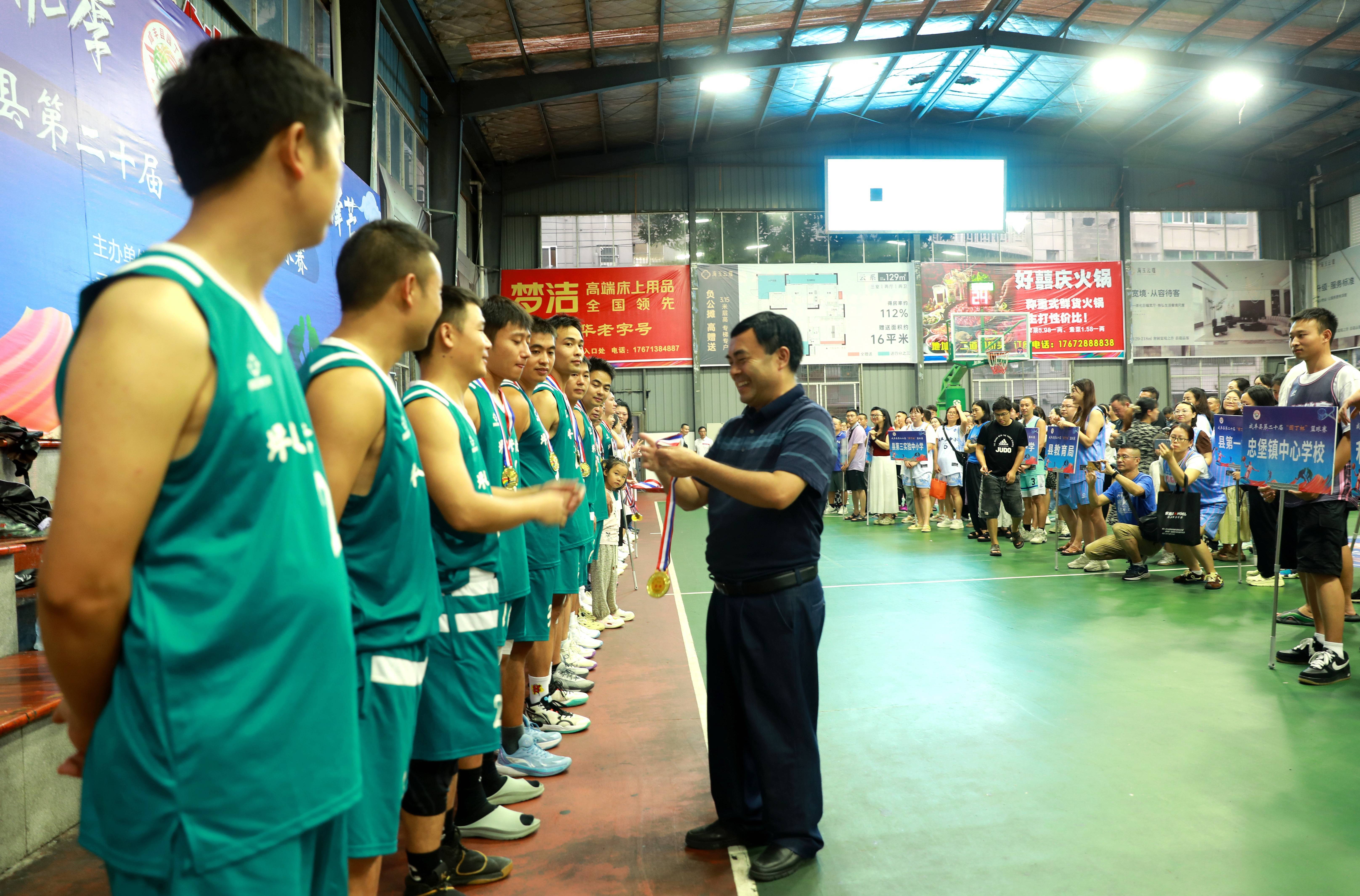 包含女子篮球赛事完美落幕,成绩斐然的词条 包含女子篮球赛事完美落幕,成绩斐然的词条