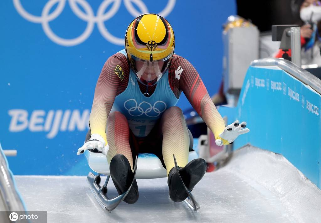 包含保龄球比赛中,德国选手登上领奖台的词条 包含保龄球比赛中,德国选手登上领奖台的词条