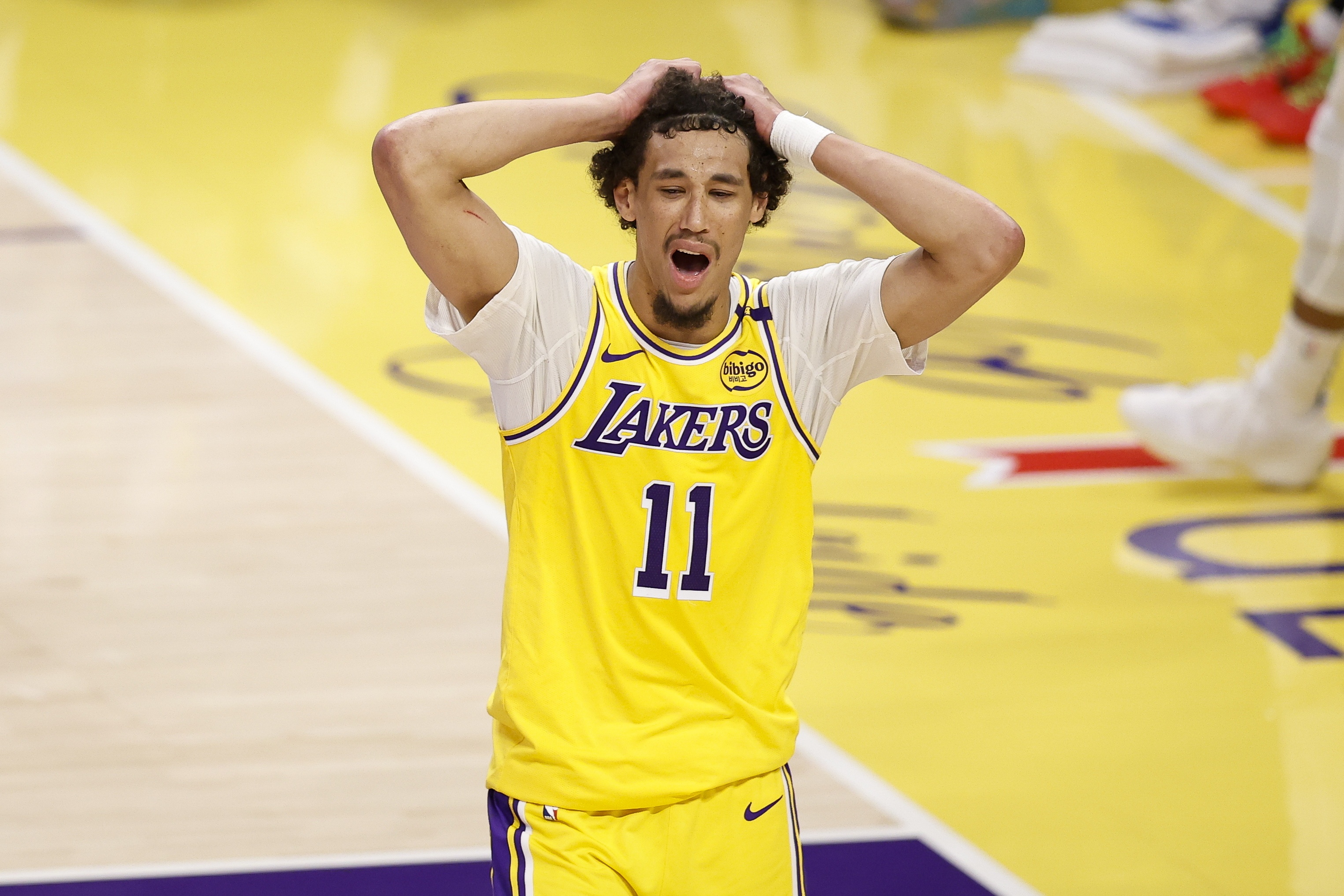 湖人客场惨败,球队状态低迷难以振作 湖人客场惨败,球队状态低迷难以振作