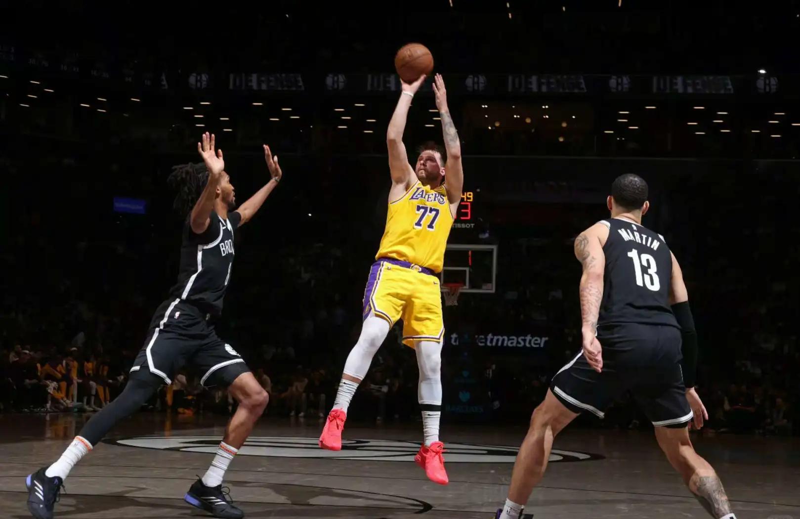 湖人客场惨败,球队状态低迷难以振作 湖人客场惨败,球队状态低迷难以振作