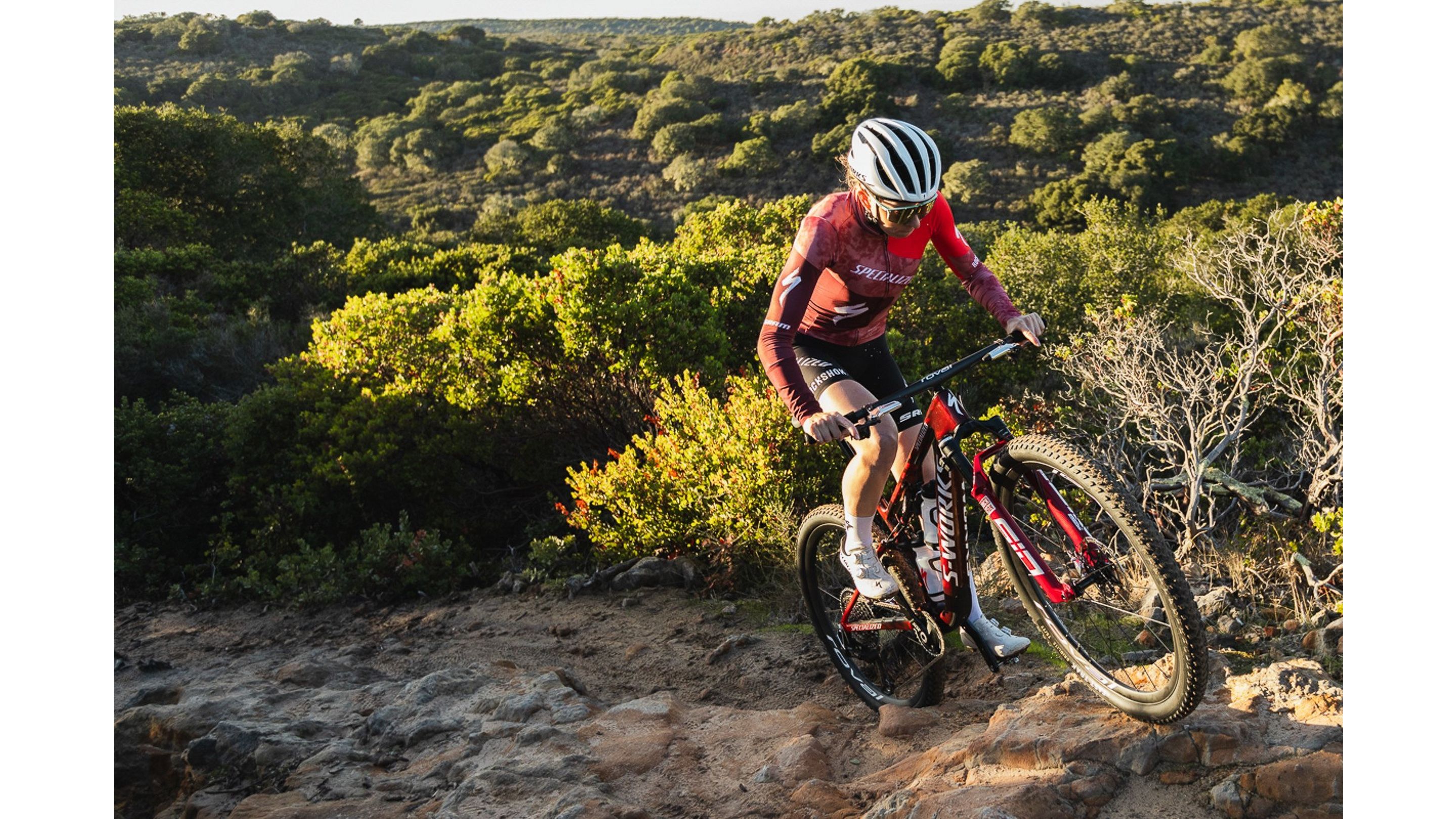 厄瓜多尔自行车选手轻松骑行 厄瓜多尔自行车选手轻松骑行