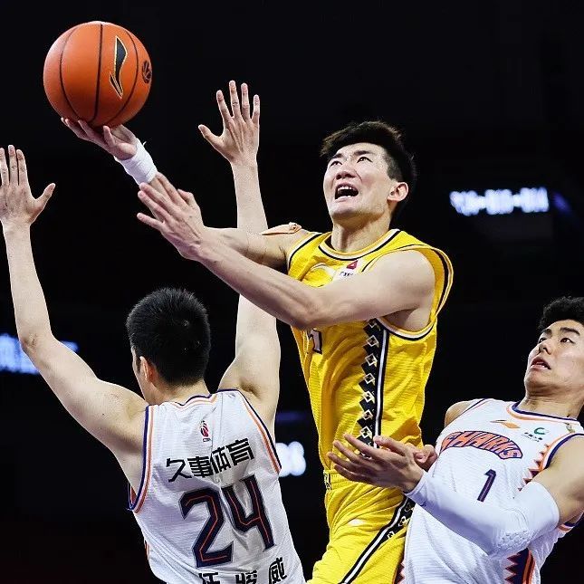 北京队横扫天津队,王哲林刷新纪录 北京队横扫天津队,王哲林刷新纪录