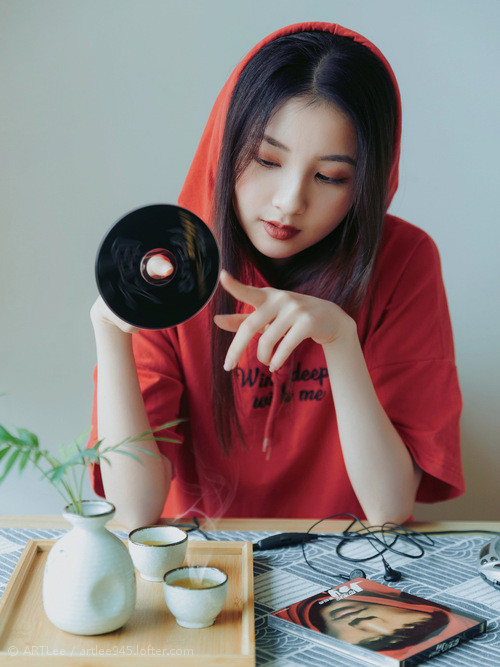 新奥尔良的冷焰与巴黎的炽光,当未来在两端同时燃烧