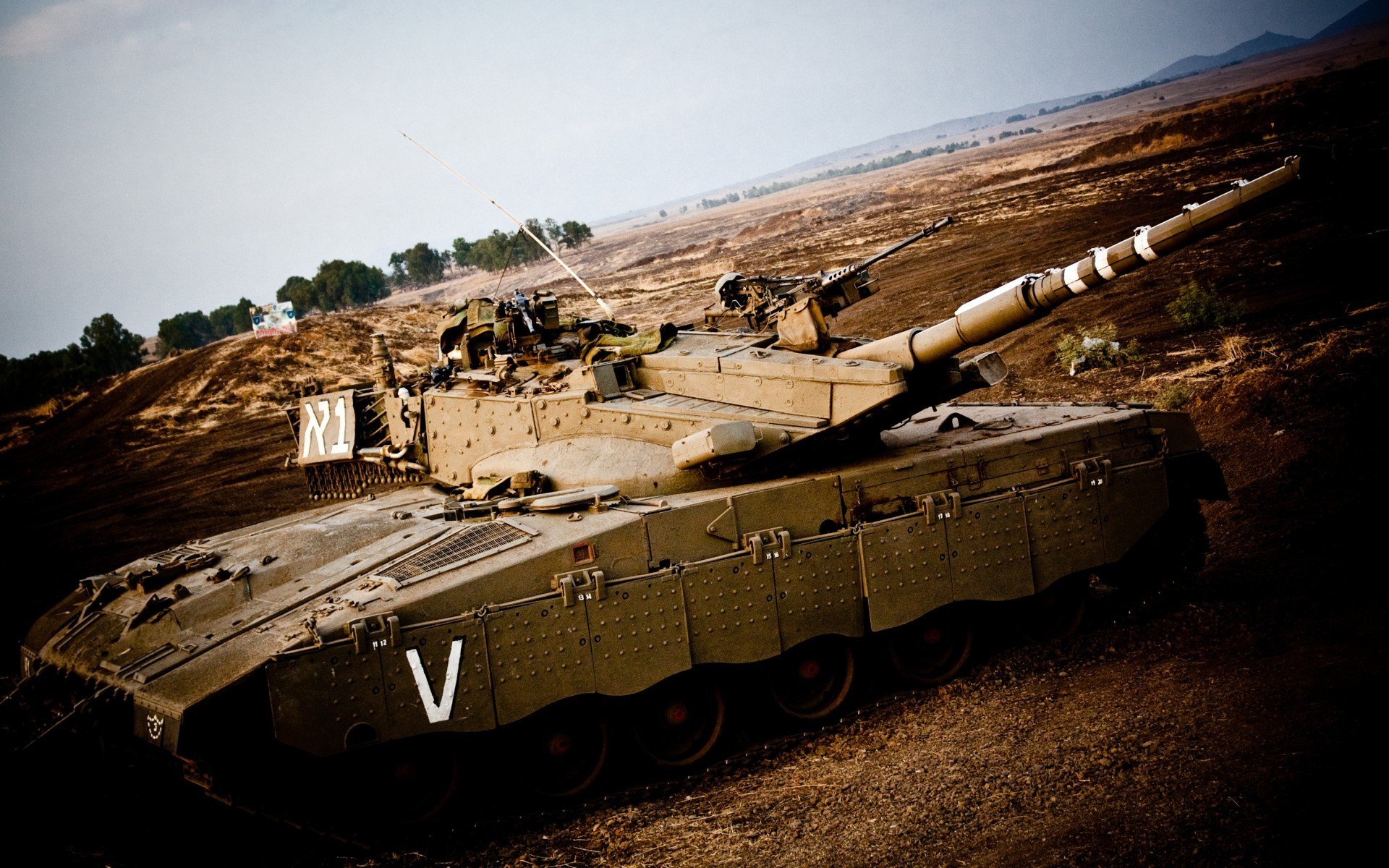 暗夜王冠，班凯罗在F1街道赛之夜的制胜传奇